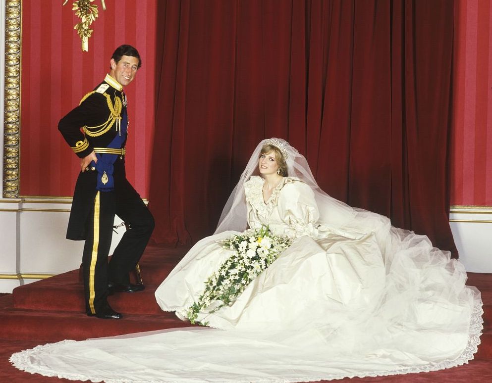 Впервые за 25 лет публике показали свадебное платье принцессы Дианы